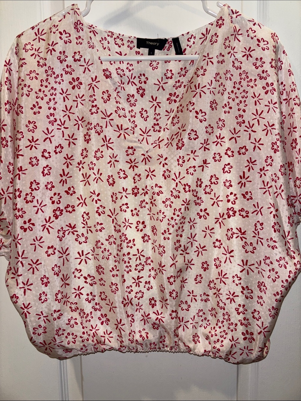 THEORY RED AND PINK WHITR SILK BLOUSE V NECK S/S ELASTIC BOTTOM HEM
SIZE SMALL